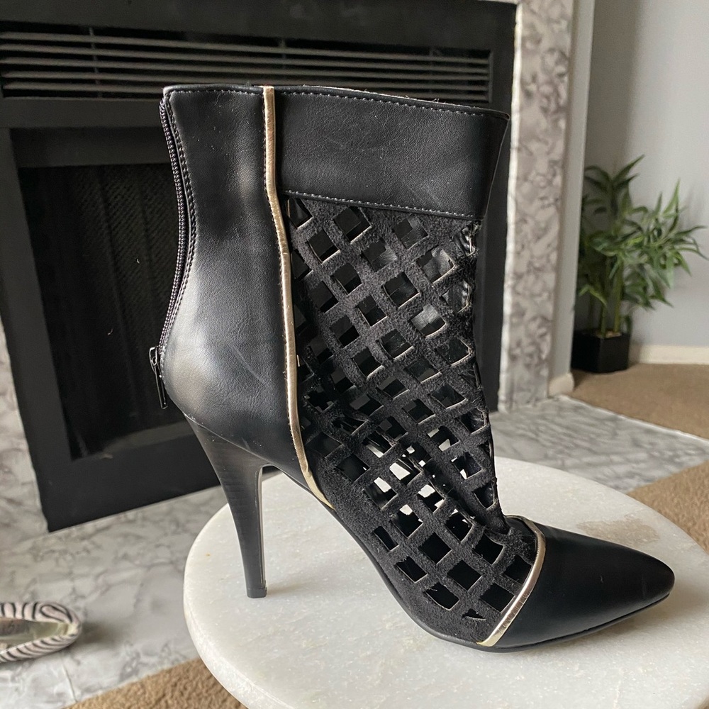 Black heel bootie